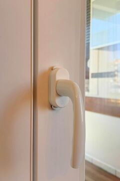 Hoppe Çocuk Emniyet Kilitli Pimapen Pencere Kolu Kisi2 Beyaz