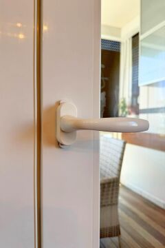 Hoppe Çocuk Emniyet Kilitli Pimapen Pencere Kolu Kisi2 Beyaz