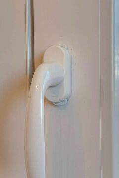 Hoppe Çocuk Emniyet Kilitli Pimapen Pencere Kolu Kisi2 Beyaz