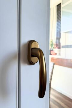 Hoppe Çocuk Emniyet Kilitli Pimapen Pencere Kolu Kisi2 Bronz