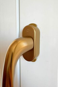 Hoppe Çocuk Emniyet Kilitli Pimapen Pencere Kolu Kisi2 Bronz