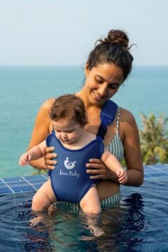 Myminibaby Neopren Bebek Taşıyıcı Kanguru - Islak ve Kuru Kullanım - Havuz, Plaj ve Günlük Kullanıma Uygun - Ayarlanabilir Omuz, Bel ve Yan Kemerli - 4-24 Ay / 6-15 kg - Taşıma Çantası Dahil Sarı