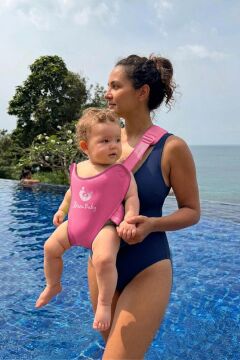 Myminibaby Neopren Bebek Taşıyıcı Kanguru - Islak ve Kuru Kullanım - Havuz, Plaj ve Günlük Kullanıma Uygun - Ayarlanabilir Omuz, Bel ve Yan Kemerli - 4-24 Ay / 6-15 kg - Taşıma Çantası Dahil Pembe