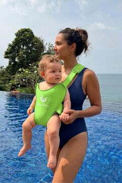 Myminibaby Neopren Bebek Taşıyıcı Kanguru - Islak ve Kuru Kullanım - Havuz, Plaj ve Günlük Kullanıma Uygun - Ayarlanabilir Omuz, Bel ve Yan Kemerli - 4-24 Ay / 6-15 kg - Taşıma Çantası Dahil Yeşil