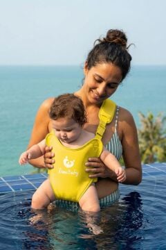 Myminibaby Neopren Bebek Taşıyıcı Kanguru - Islak ve Kuru Kullanım - Havuz, Plaj ve Günlük Kullanıma Uygun - Ayarlanabilir Omuz, Bel ve Yan Kemerli - 4-24 Ay / 6-15 kg - Taşıma Çantası Dahil Sarı